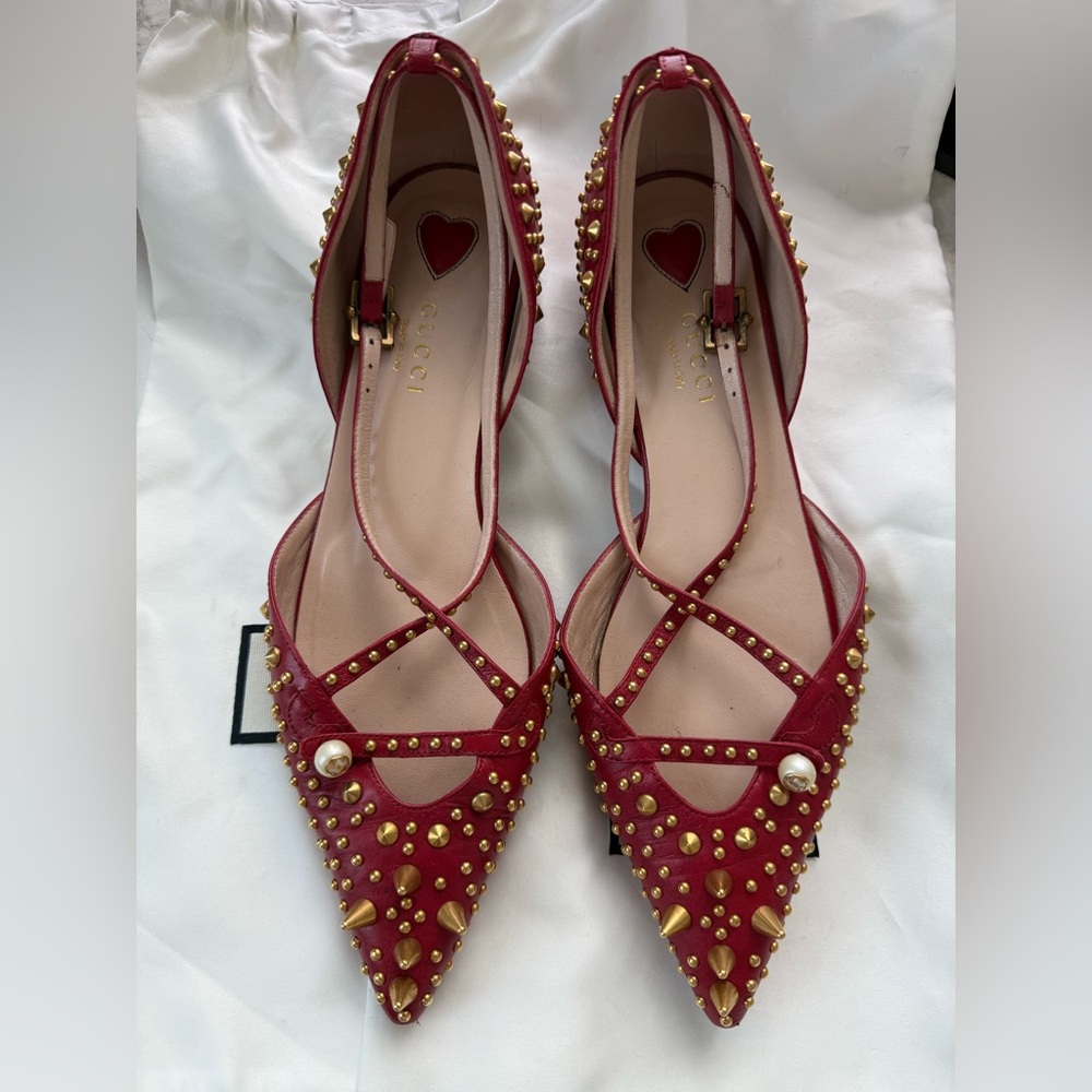 GUCCI SPIKE + PEARL ACCENT RED LEATHER FLATS - SIZE 37